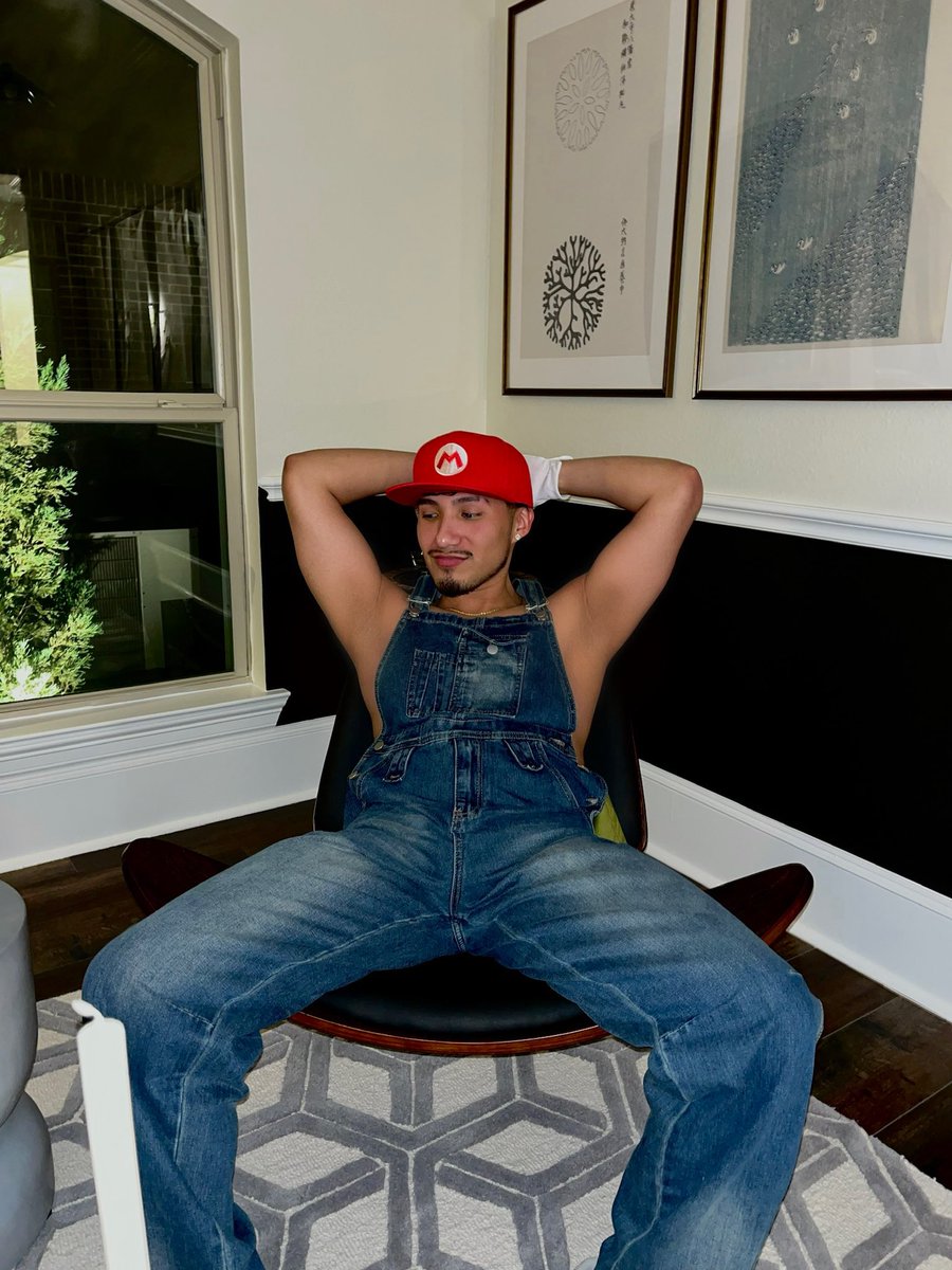rickyychavezz's tweet photo. Felt cute, might save the princess later https://t.co/2r82YBTPWK