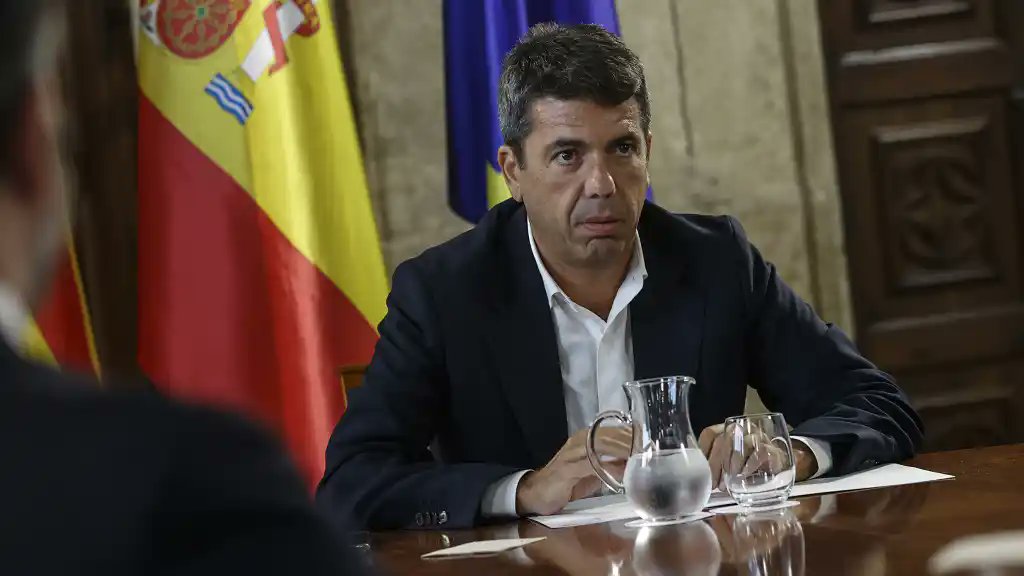🔴 #ULTIMAHORA | Carlos Mazón pide a los valencianos que pidan ayuda por redes sociales para no saturar a los trabajadores del #112 valenciano: "A ver, lo que no se puede es querer bajar impuestos a los valencianos de bien y tener buenos servicios de emergencia. Hay que elegir"