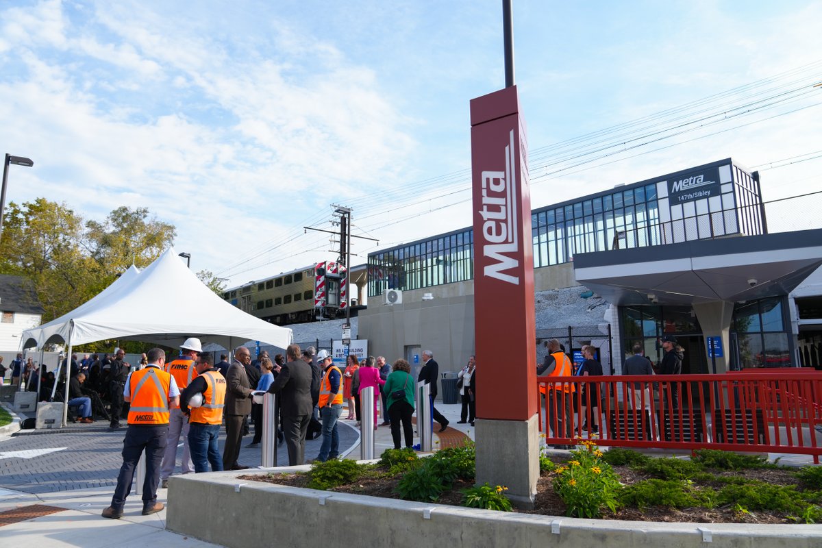 Metra's tweet photo. Today, Oct. 29, 2024, Metra joined state and local officials in celebrating the reopening of the 147th Street/Sibley Boulevard Station on the Metra Electric Line in Harvey. https://t.co/oZIzAMm5c3