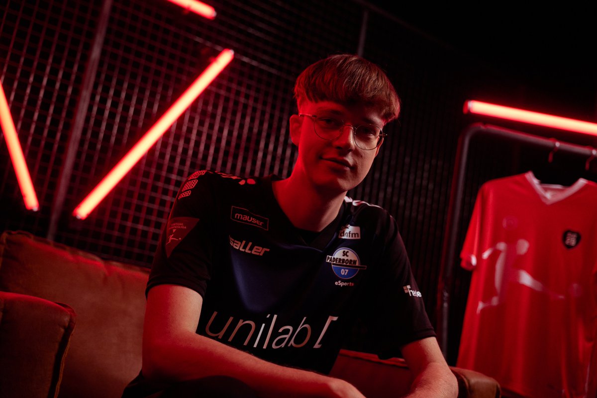 vbl_official's tweet image. Diviners &amp;amp; Chaser machen es im 1v1! 😎

@Diviners_ bezwingt @hhenning23 mit 3:4. Somit geht zwar das 2v2 an Werder - beide 1v1s aber an den SC Paderborn 07! 🔵⚪️

👉 Paderborn gewinnt das Top-Duell des Tages!

#VBLCC #WOWVBL #VirtualBundesliga