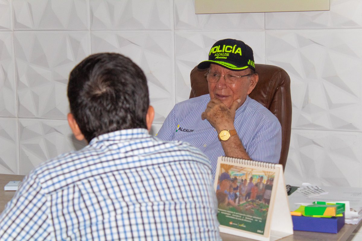 AlcaldiaAcacias's tweet photo. Con el objetivo de lograr beneficios para los comerciantes y empresarios de nuestro municipio, nos reunimos con @Fenalco para evaluar la posibilidad de crear alianzas estratégicas con este gremio que favorezcan a nuestra comunidad.

#RecuperemosAcacías https://t.co/fR4nYrXzeB