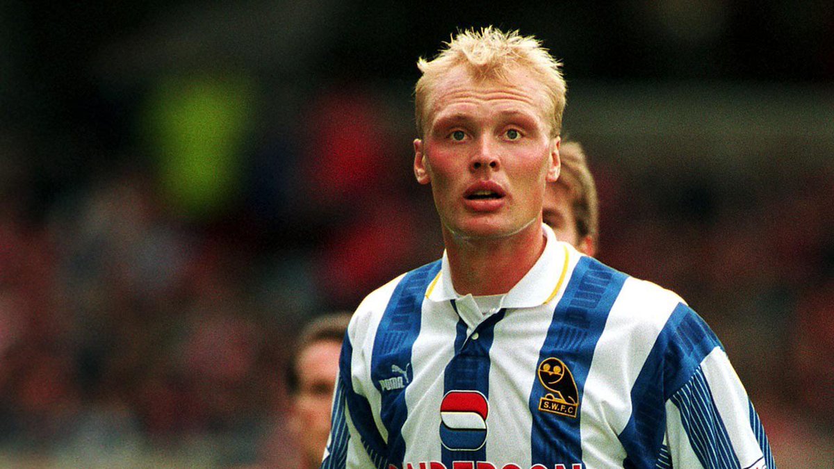 voltasport's tweet photo. 🙏🏻 1️⃣0️⃣ Klas #Ingesson
Una década sin el exjugador sueco que con la selección de Suecia participó en los Mundiales de 1990 y 1994 (semifinal) y la Euro de 1992 (semifinal). A nivel de clubes jugó en varios paises como Suecia, Bélgica, Países Bajos, Inglaterra, Italia y Francia. https://t.co/EU2tRZcXsz