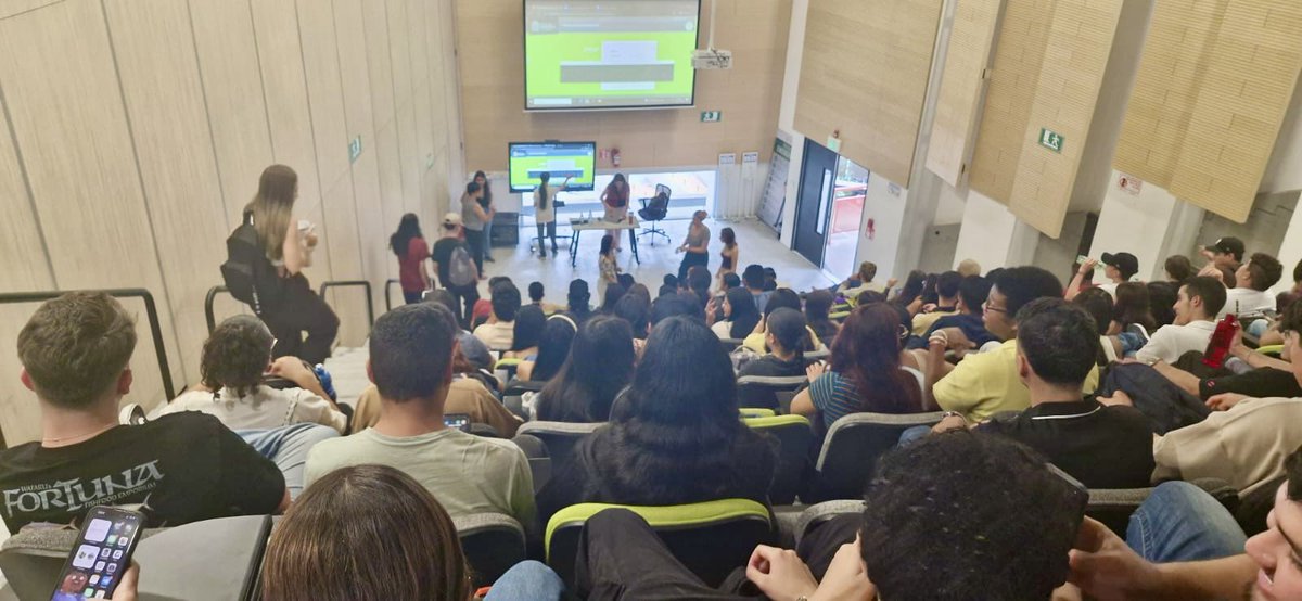 isabelpiper's tweet photo. 🔻 El día de ayer tuve la oportunidad de compartir una conferencia con estudiantes en Medellín. Al calor de una masiva convocatoria, sostuvimos una fructífera conversación desde nuestras memorias, sobre el derecho a la educación y la defensa de nuestras universidades. Gracias! 🚩 https://t.co/awtXRau7ul