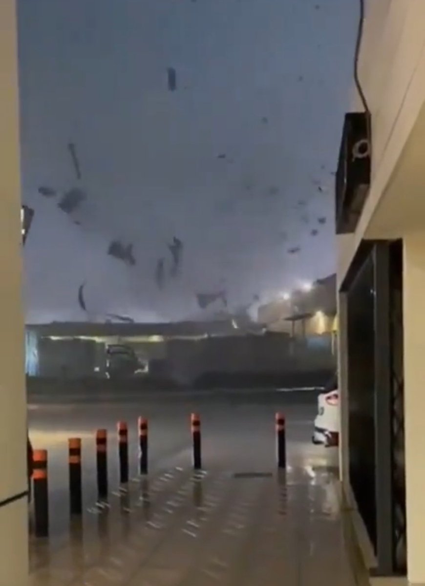 PaapiManav's tweet photo. Scary images from Spain continue to arrive. All rainfall records have been broken! In some areas there has been more than 400 mm in 24 hours #Dana #Spain #WithoutLight #TEMPEST #Madrid #rainfall https://t.co/C4T9NR4lZN
