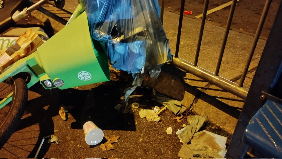 OurBellGreen's tweet image. Seems a street sweeper wasn&apos;t assigned to the busy bus stops today. Remaining bag still there from yesterday! In a state. Rest of it looking awful. I tidied, moved the bike, took the bags and left some more on the railings. #bellgreen #se26 #spineroad #busstops