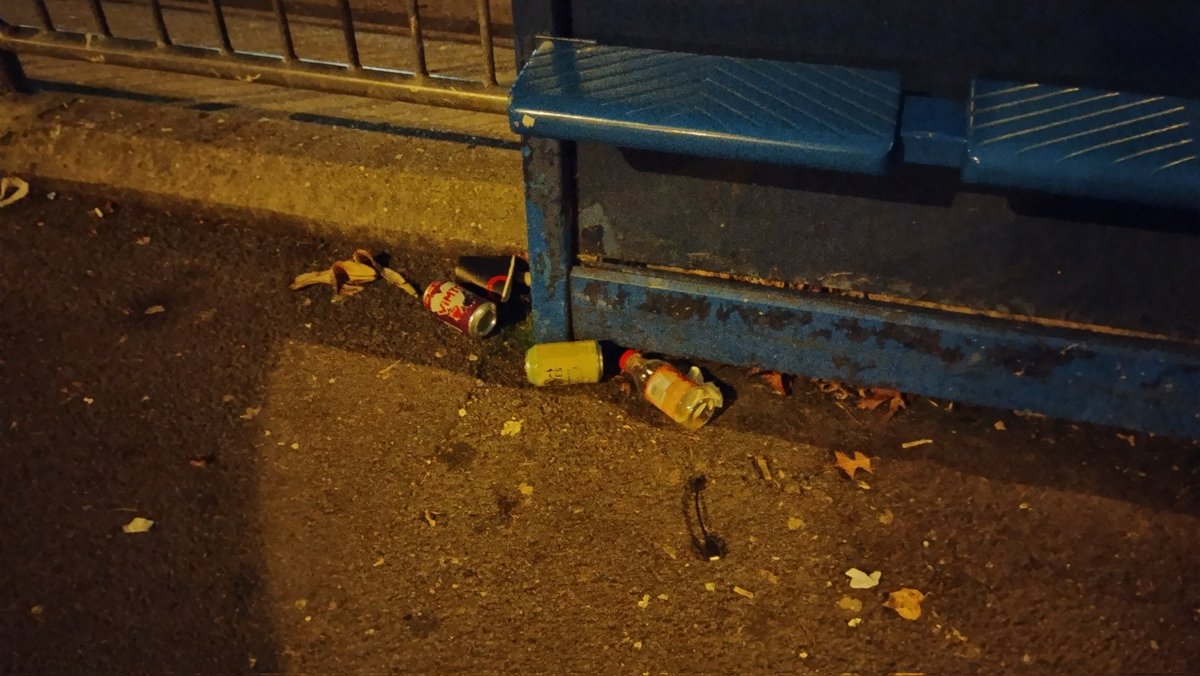 OurBellGreen's tweet image. Seems a street sweeper wasn&apos;t assigned to the busy bus stops today. Remaining bag still there from yesterday! In a state. Rest of it looking awful. I tidied, moved the bike, took the bags and left some more on the railings. #bellgreen #se26 #spineroad #busstops