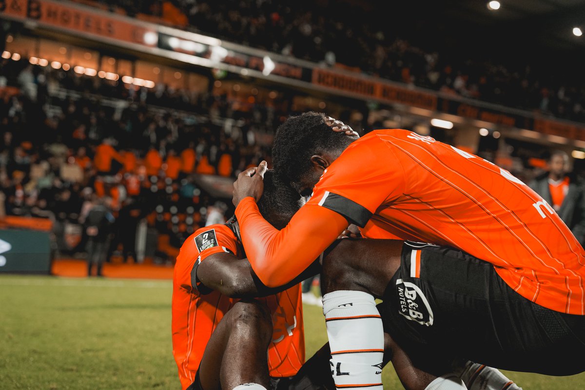 FCLorient's tweet photo. Une belle réaction devant 𝙉𝙊𝙏𝙍𝙀 𝙋𝙐𝘽𝙇𝙄𝘾 🟠⚫️ https://t.co/E0heEQdYaQ