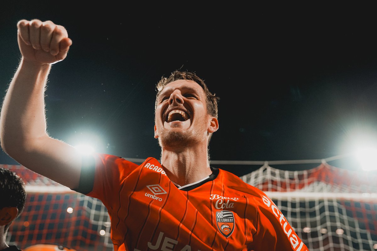 FCLorient's tweet photo. Une belle réaction devant 𝙉𝙊𝙏𝙍𝙀 𝙋𝙐𝘽𝙇𝙄𝘾 🟠⚫️ https://t.co/E0heEQdYaQ