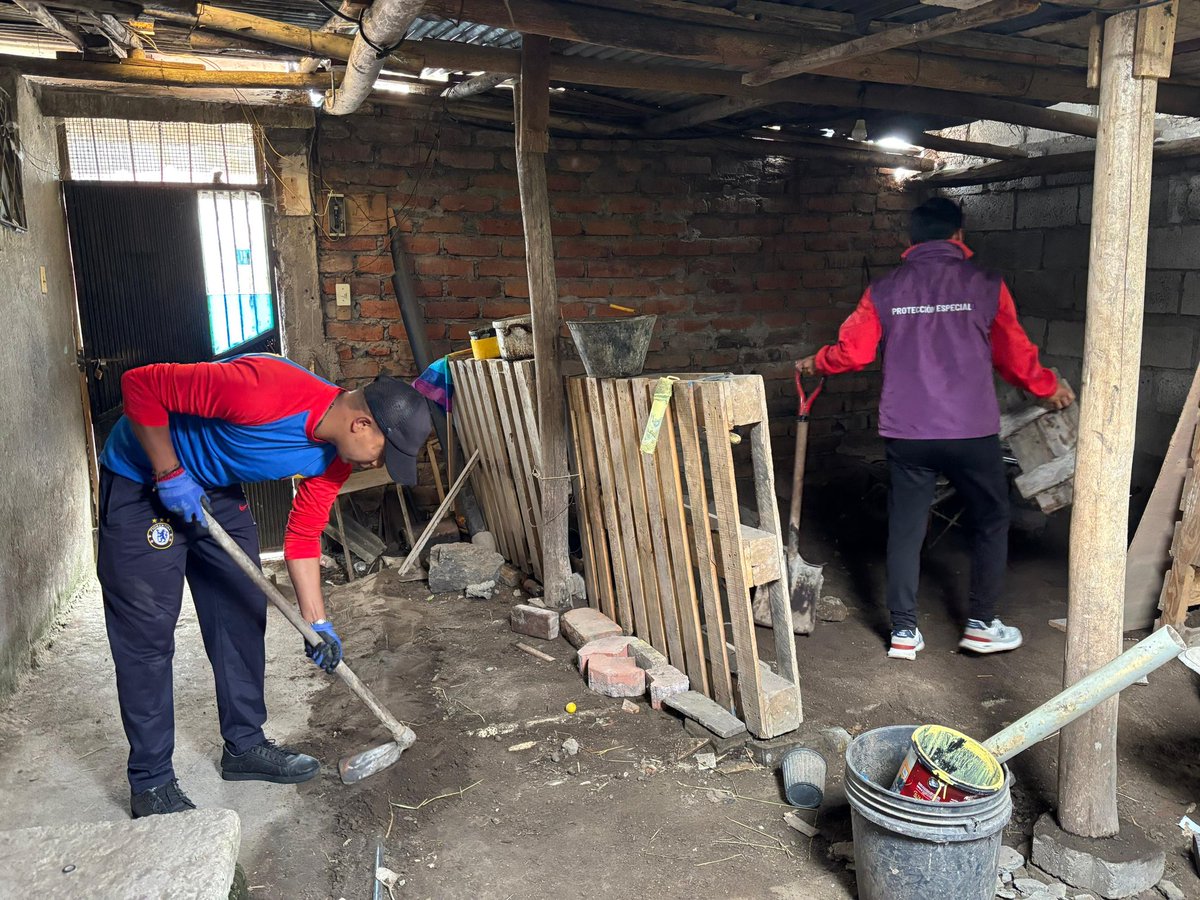 fcaminoec's tweet photo. 👷🏻‍♀️🧹 Realizamos mingas de limpieza y adecuación de viviendas de nuestros usuarios del proyecto de Erradicación Progresiva de la Mendicidad en convenio con @inclusionecuador del cantón de Píllaro en las parroquias de📍San Andrés y Tunguipamba https://t.co/0X93X4JnQk