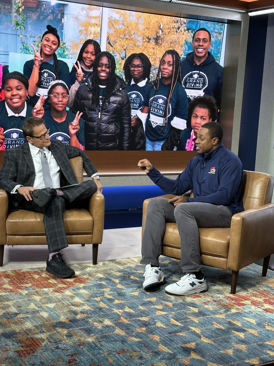 cgrand3's tweet photo. Thank you to @FOXSports for having me today and even a bigger shout out to @LouCanellis
Grand Giving officially kicks off on Nov 1!
@ChicagoBears @MarianosMarket @FoodDepository @ILfoodbank #grandgiving #endhunger #chicagononprofit #nonprofit #grandyman https://t.co/5JVmJzstQb
