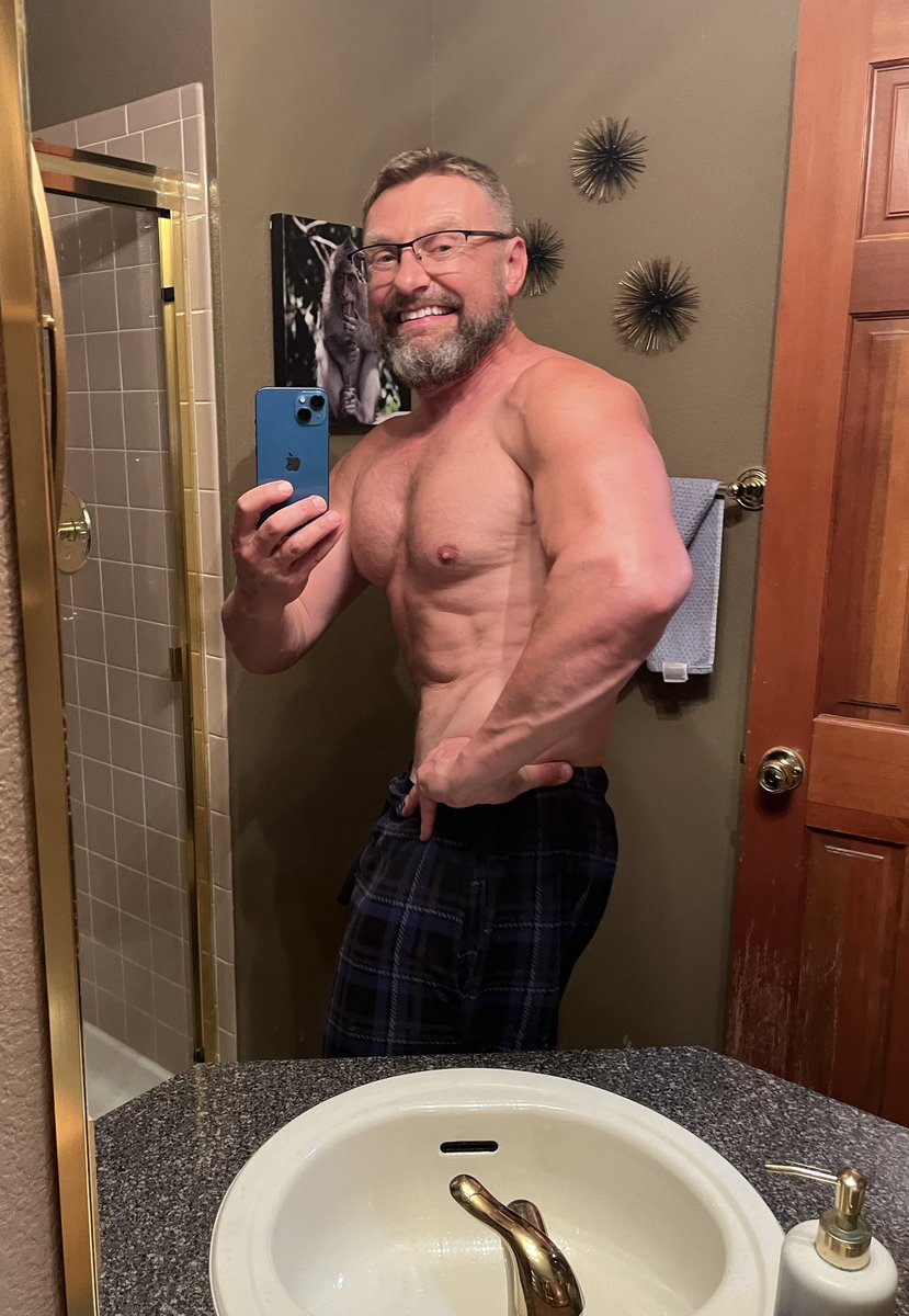 About to begin my 30th year as a vegan. Photo from last night after a workout at home. 🌱