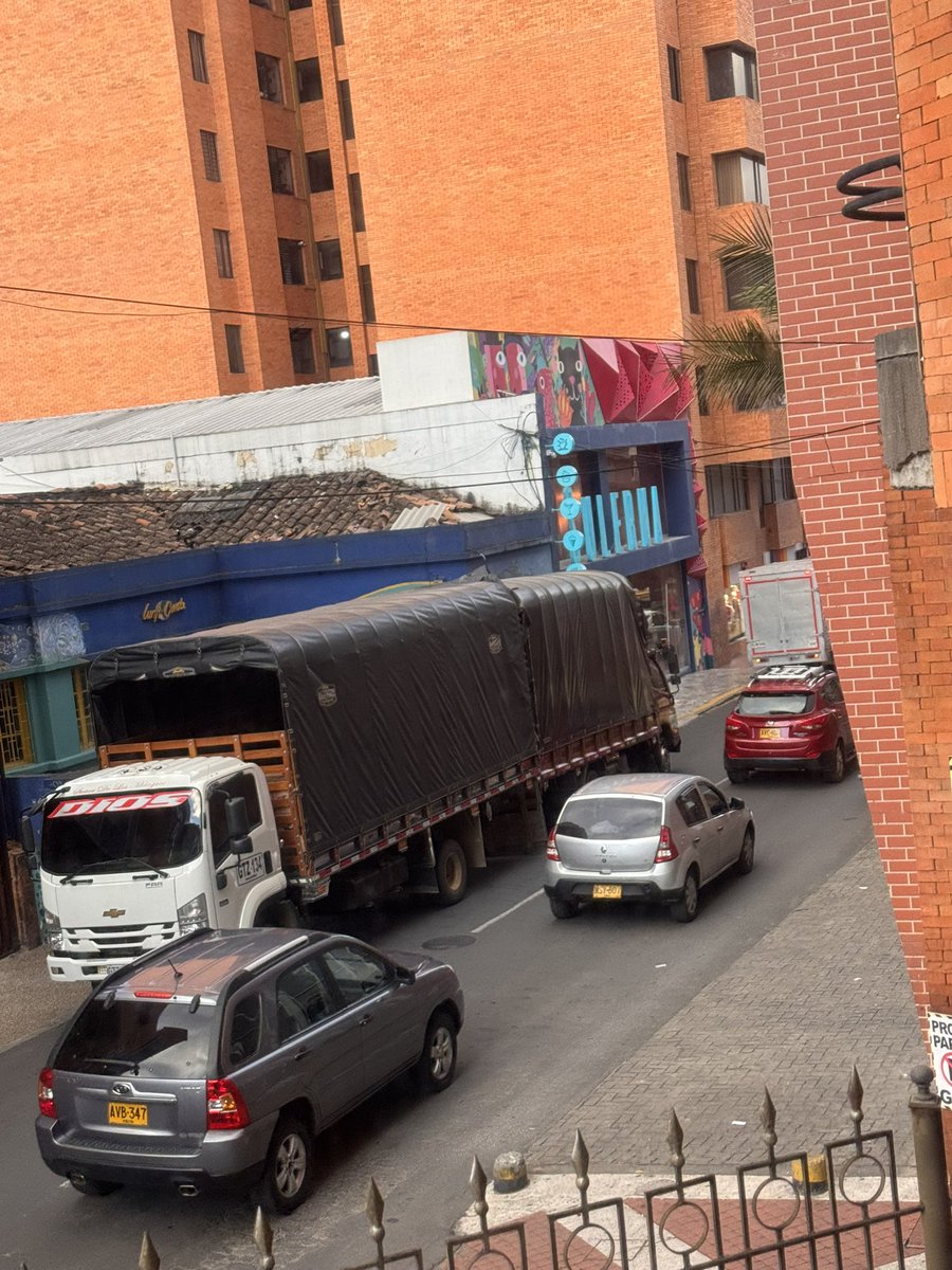 Estebanbaslo14's tweet photo. Frente a los ojos de agente de tránsito en pleno centro descarga de camiones señores alkosto @PastoTransito @NicolasToro2024 dónde está el control https://t.co/nRYi8Lp8WB