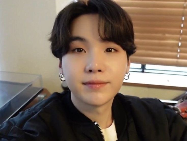 YOONGlYOONGI's tweet photo. i miss yoongi https://t.co/SUMs6pSz0H