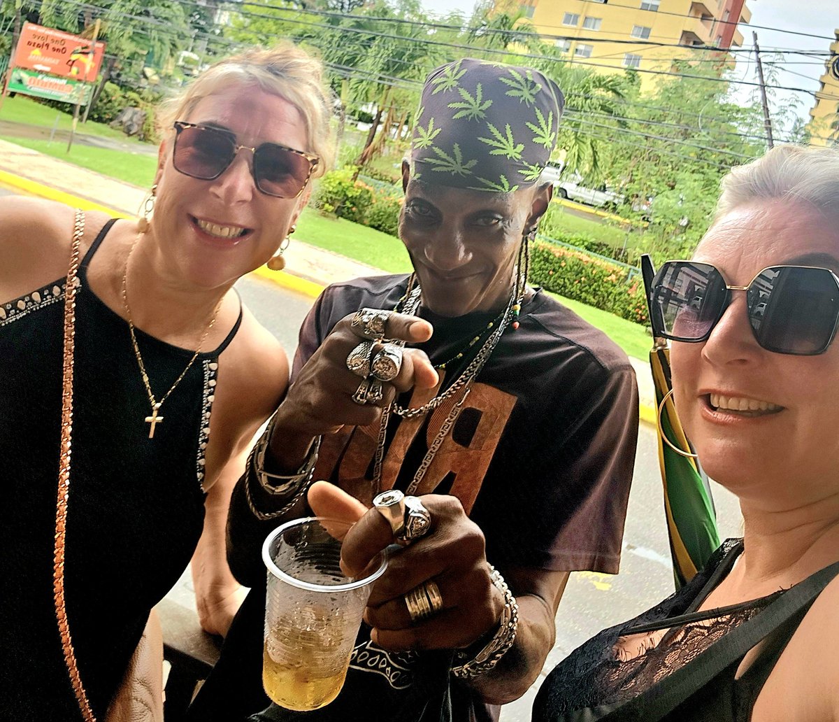 KellyFurniss3's tweet photo. LOVING JAMAICA 🇯🇲🇯🇲🇯🇲 jerk chicken on the beach after meeting the Jamaican Snoop Dog... what more do you want 😂 https://t.co/cTVoQwlcim