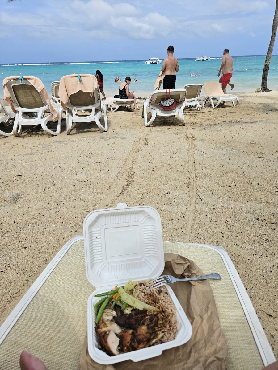 KellyFurniss3's tweet photo. LOVING JAMAICA 🇯🇲🇯🇲🇯🇲 jerk chicken on the beach after meeting the Jamaican Snoop Dog... what more do you want 😂 https://t.co/cTVoQwlcim