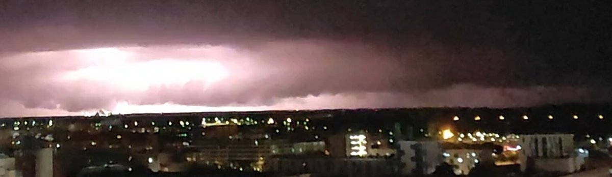 FernandoMadridd's tweet photo. ¿Buen tormentón no? 
Brutal el Arcus que se veía.
Ni podía abrir la ventana.🤣 Viento fuerte,rachas fuertes, por aquí tiró un cartel de chapa de publicidad,con lluvia muy fuerte/torrencial,no sé si llevaba granizo,duró poco.🥴
Alcorcón (Madrid)90 km/h
#Madrid #Tormenta #DANA https://t.co/kO04Oo8EkO
