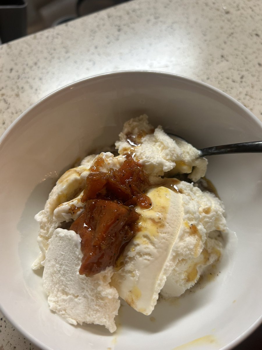 thishunchoshit's tweet image. y’all ever tried yams with vanilla ice cream or i’m tweaking 😭?