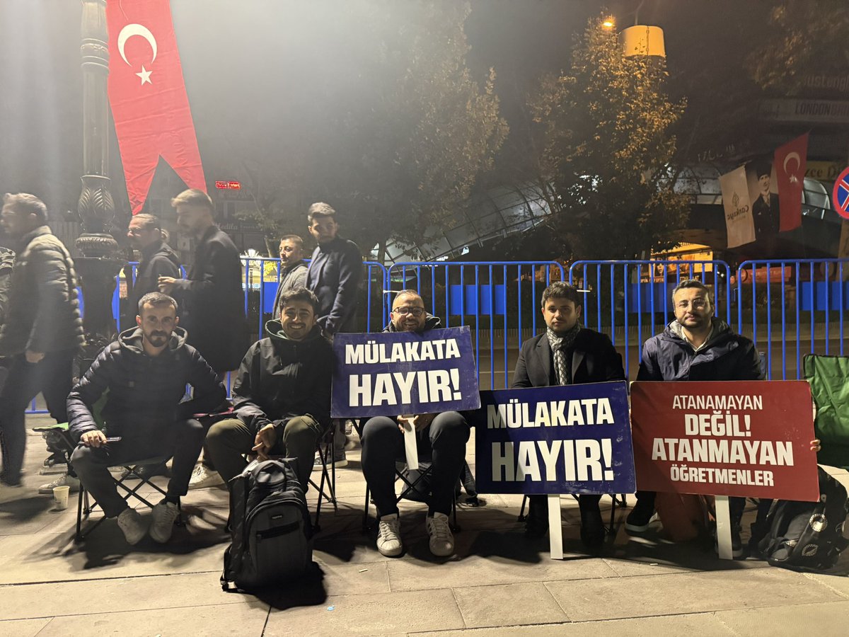 KoniKnows's tweet photo. Saat 01.15 Bakanlığın önünde nöbete devam… https://t.co/Srx9ocqOTz