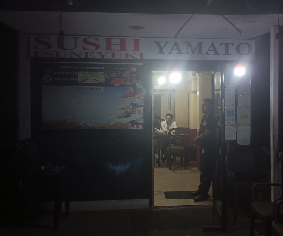 Con unos focos recargables, Yamato atiende normalmente. Todas las mesas llenas, y la policía dando rondas. Tuit de apreciación a lugares que me hacen muy feliz. El dueño busca los mejores ingredientes, el marisco siempre fresco, y es muy gentil con los niños.