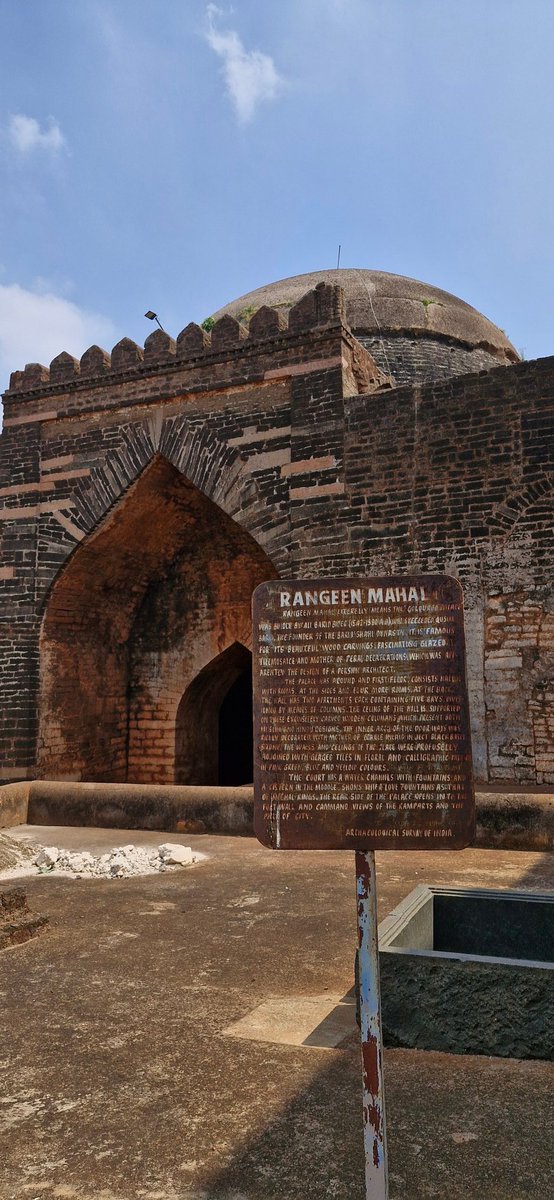 _klrathod_'s tweet photo. The not so colorful "Rangin mahal" of Bidar...
Beautiful wood  carvings, fascinating glazed tiled mosiac and decorations of mother of pearl ✨ https://t.co/I7Y8b3iFoR
