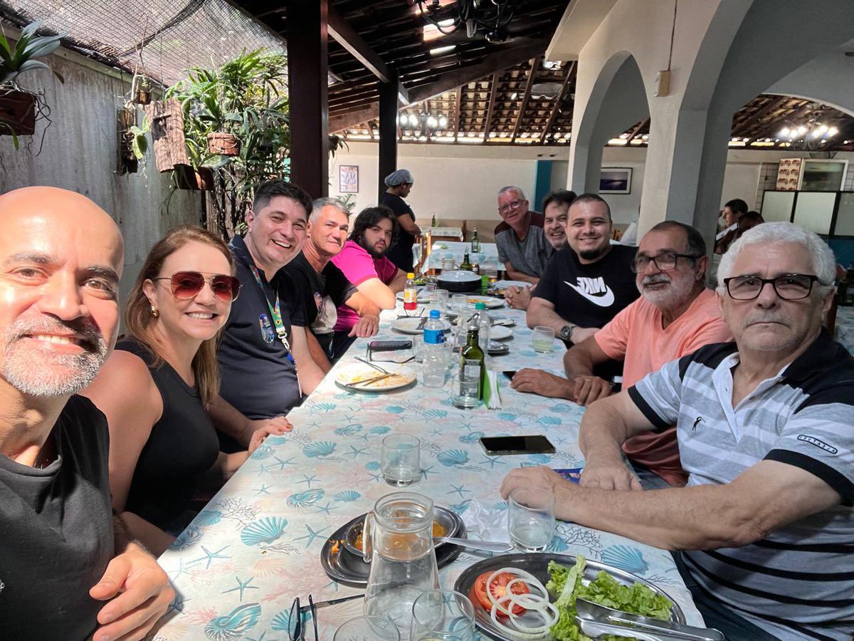ANDERSONALMEIBR's tweet photo. Relembrando o almoço com os eternos amigos da área de contratos da Petrobras. Time de compliance! https://t.co/IpkxKsOdK6