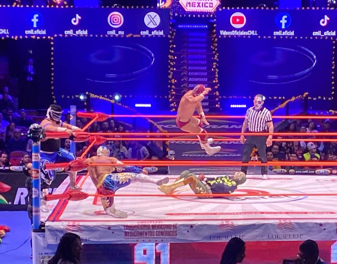 LaTijeraLucha's tweet photo. La gran fiesta de color y tradición del día de muertos del #CMLL inicia con una batalla de relevos australianos, donde #SangreImperial, #ElCholo y #Grako caen ante #ValienteJr, #Robin y #Electrico; donde los técnicos imprimieron velocidad y el estilo aéreo que los caracteriza... https://t.co/jqO8aRPnxI