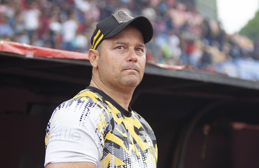 La salida de Eduardo Saragó como Director Técnico del Deportivo Táchira se ha concretado, el Estratega renunció a su Cargo debido a incumplimiento de contrato, por mutuo acuerdo, la salida es un hecho, dejando una Estrella y Récord de Partidos Invictos.

#DvoTachira
