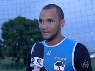 10 anos atrás, Everson estava jogando no River do Piauí, que só disputava o estadual e não tinha sequer divisão nacional.

Hoje, foi eleito o melhor em campo contra o River Plate em um Monumental com 80 mil torcedores.

A vida sorri pra quem trabalha duro e tem fé em Deus.