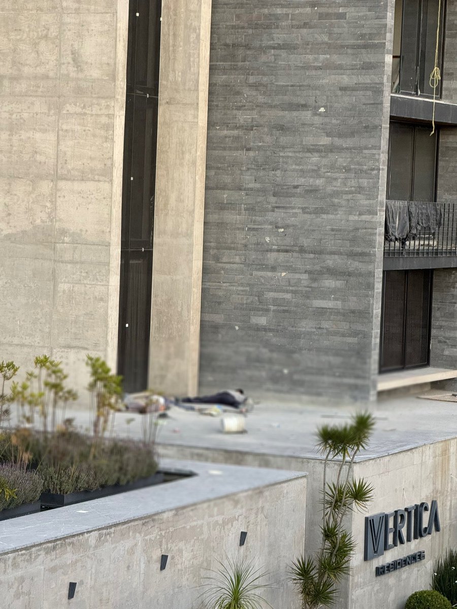 En #SanAndrésCholula #Puebla dos hombres fallecieron luego de presuntamente caer de un andamio mientras trabajaban en el edificio Vertica Residence. 
Personal de fiscalía se encargó del levantamiento de los cuerpos.
