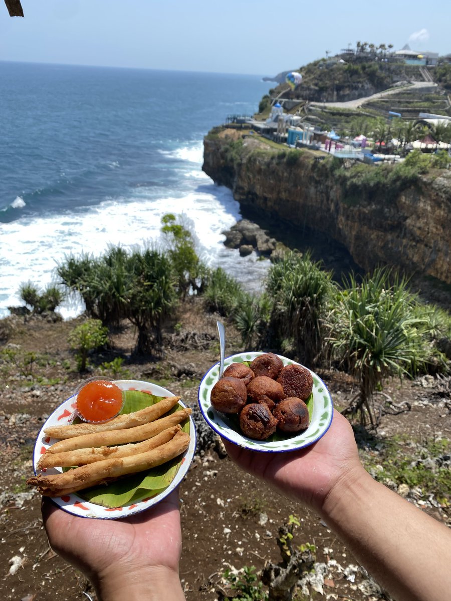 Rekomendasi beberapa tempat makan with view di Jogja 🌱🍃

bisa sekalian healing tipis-tipis yekan >>