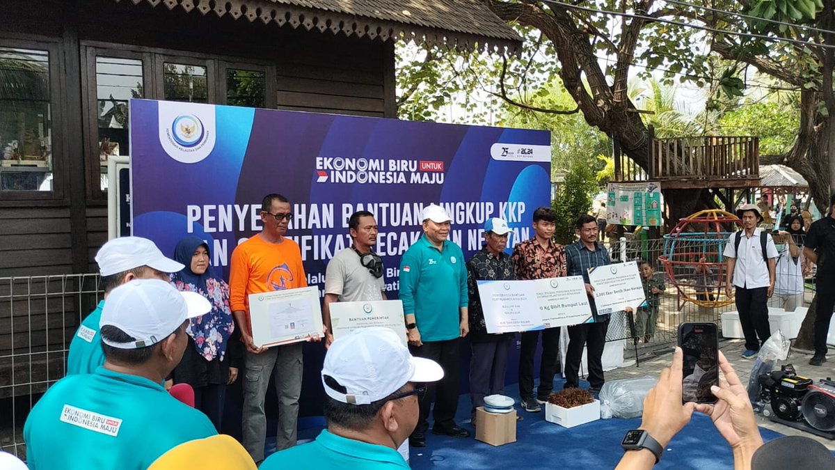 ElyGinting's tweet photo. Selasa 29/10, Ely S Ginting, Luhkan Pulau Seribu, Mengikuti Kegiatan Puncak acara Peringatan HUT Ke-25 KKP bertempat di Pulau Untung Jawa, Kepulauan Seribu
#HUT25KKP #EkonomiBiruUntukIndonesiaMaju 
#GiatLuhkanSatminkalBogor 
#PulauSeribu
@pusluh_bppsdm
@brpbatpp_bogor
@bppsdm_kp https://t.co/oKDzm7d0z3