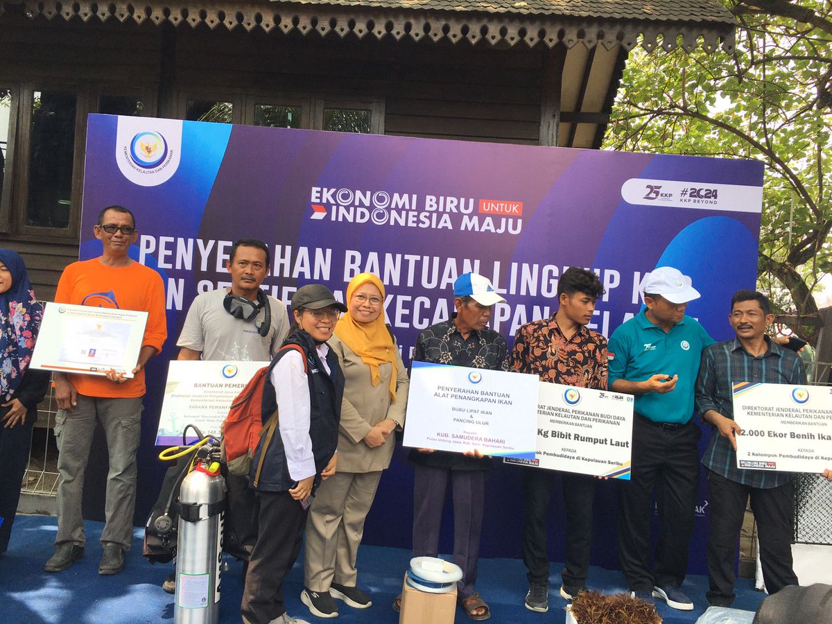 ElyGinting's tweet photo. Selasa 29/10, Ely S Ginting, Luhkan Pulau Seribu, Mengikuti Kegiatan Puncak acara Peringatan HUT Ke-25 KKP bertempat di Pulau Untung Jawa, Kepulauan Seribu
#HUT25KKP #EkonomiBiruUntukIndonesiaMaju 
#GiatLuhkanSatminkalBogor 
#PulauSeribu
@pusluh_bppsdm
@brpbatpp_bogor
@bppsdm_kp https://t.co/oKDzm7d0z3