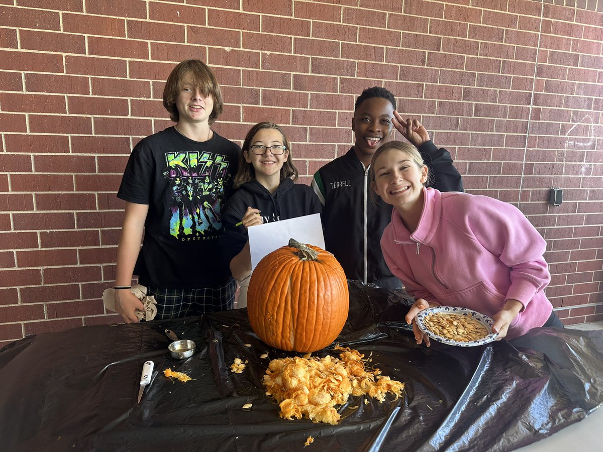 Andrea Holmes tweet media