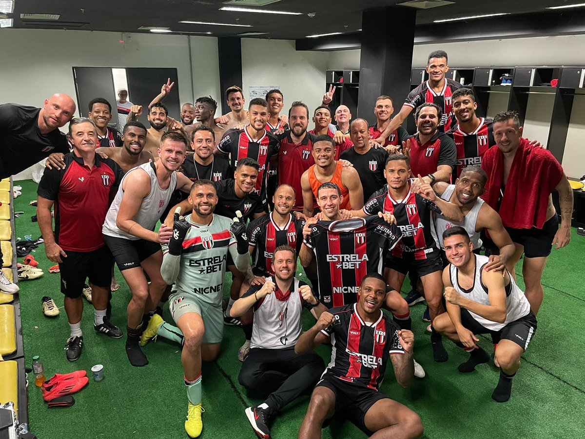 botafogofsa's tweet image. FESTA NO VESTIÁRIO🔴⚪⚫

Os jogadores, comissão técnica, staff e diretoria comemoram muito a vitória épica do Botafogo sobre o Amazonas por 1 a 0, nesta terça (29), na Arena Amazônia, em Manaus.

O triunfo tirou o Tricolor da zona de rebaixamento e o colocou na 15ª colocação!