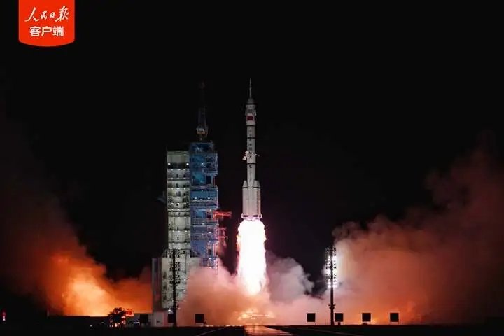 成功对接！
神舟十九号载人飞船与空间站组合体完成自主快速交会对接。按任务计划，3名航天员随后将从神舟十九号载人飞船进入空间站天和核心舱。
#神州十九号 #载人飞船