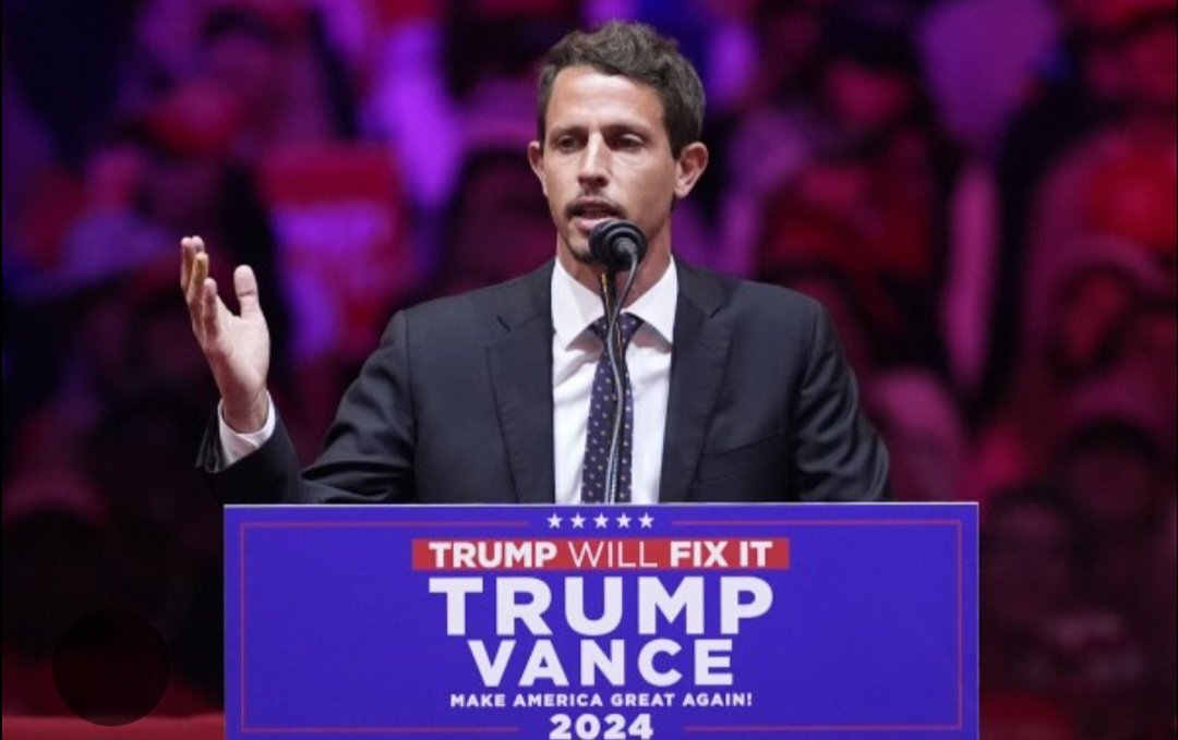 ciro41_33's tweet photo. Tony Hinchcliffe is a roast joke specialists. He's truly 1 of 1 , but he didn't read the room.... Tony thought it couldn't get bigger then the tom brady roast. While I'm 100% he  didn’t meant any thing  serious. Even me as a trump supporter understands he hurt the trump campaign. https://t.co/jNvU2TY7he
