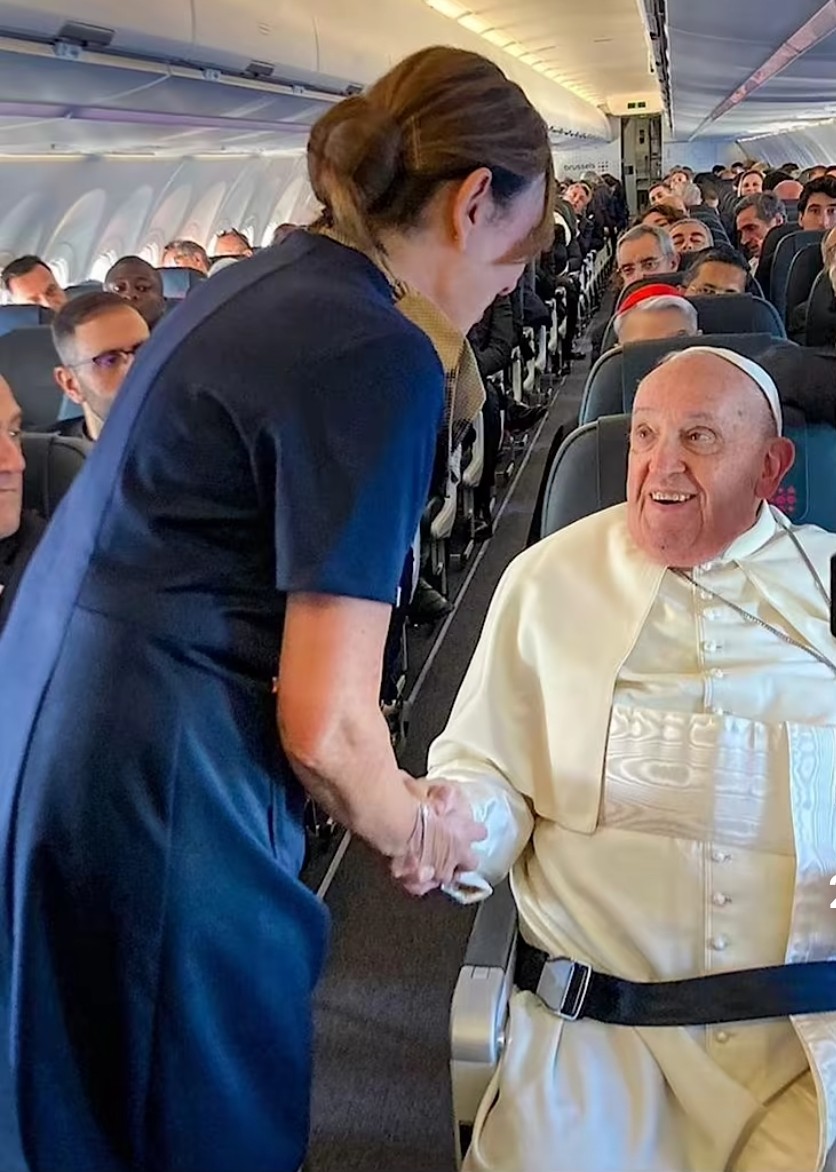 AreaFada1's tweet photo. Check out the useless pastors wey dey build Tarmac buy private jet because dia God is not a poor God.
God punish all of una.
Nonsense 
Dia Father's.

Pope Francis, leader of more than 1.3 billion Catholics, Vicar of Christ, head of the smallest country in the world, in an economy class of a commercial flight going back to The Vatican after an evangelical mission.

 Proudly Catholic.