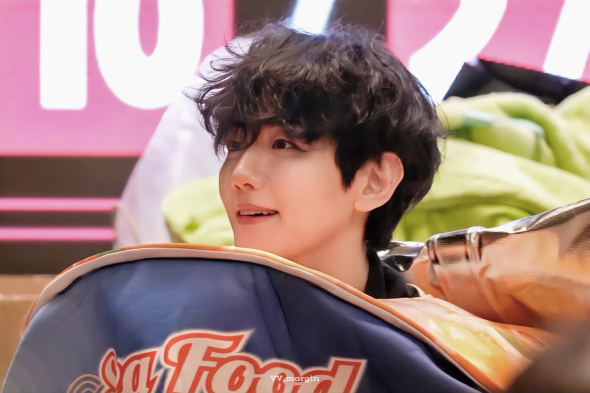 VV_margin506's tweet photo. 20241027 BEIJING🇨🇳
JINGDONG SIGN EVENT
📷@B_hundred_Hyun 
#BAEKHYUN  #백현 #백현이 https://t.co/6CdcSXfsSP