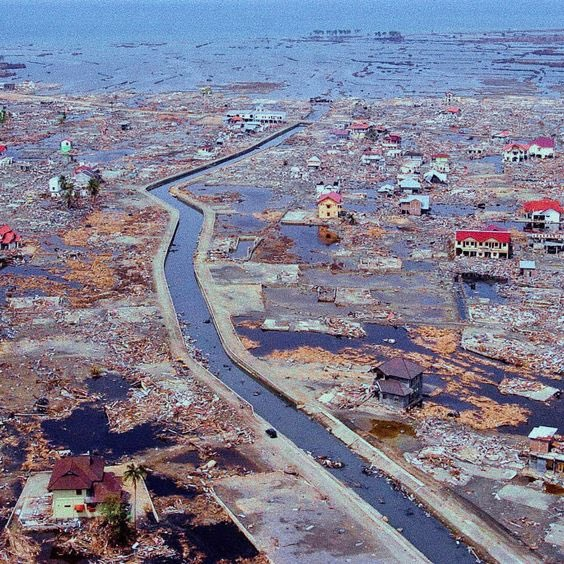 viagempassado's tweet photo. 4. TSUNAMI DO OCEANO ÍNDICO – 2004

O terremoto de 9,1 graus seguido de um tsunami devastador atingiu o Oceano Índico em 2004, afetando 14 países e causando mais de 230 mil mortes. Esse desastre levou a uma ação global coordenada, criando sistemas de alerta de tsunami em várias regiões e fortalecendo a cooperação entre países para o monitoramento de desastres.