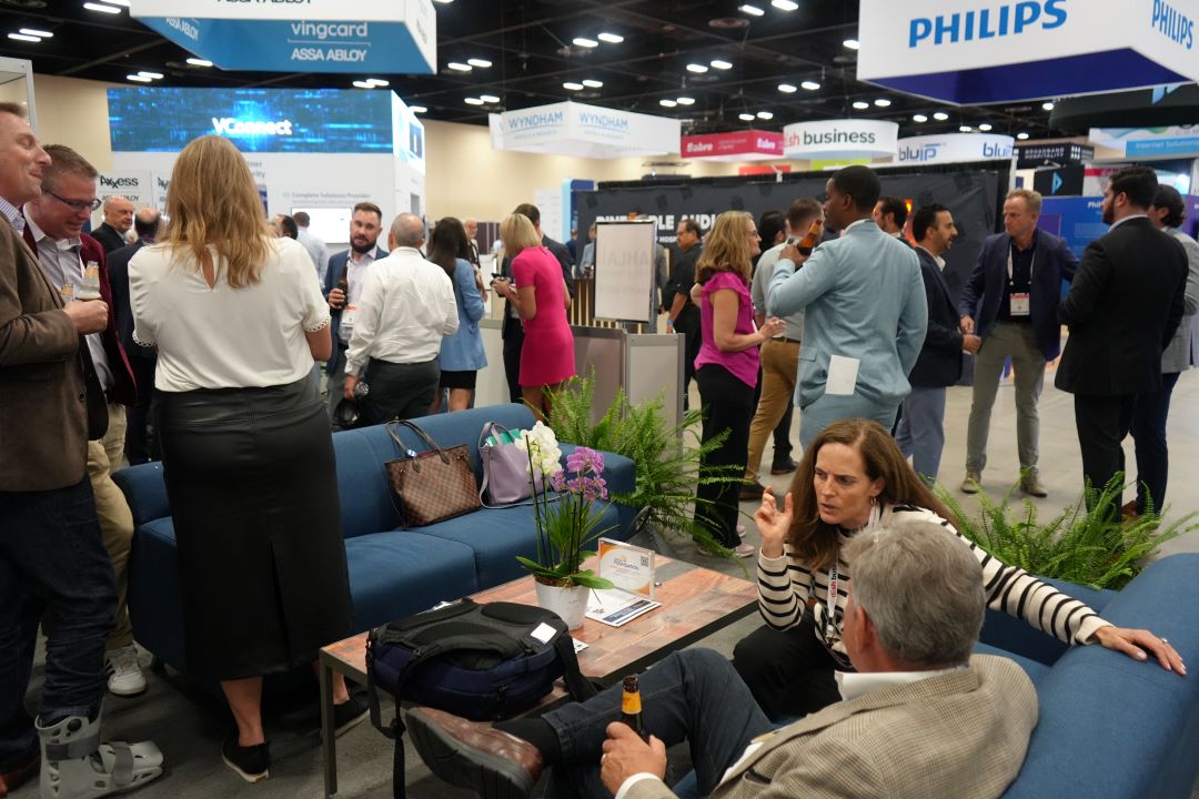 AHLA's tweet photo. We're showing our AHLA Allied members some love and appreciation at @thehospshow! Thank you for your dedication and support of AHLA. 🤝

#TheHospitalityShow https://t.co/6NCK6Ygk5c