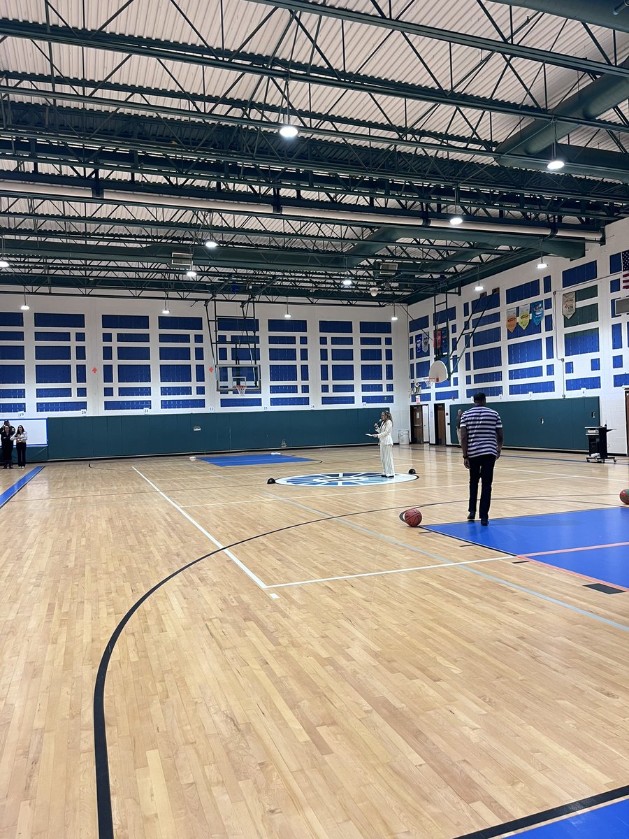 DrRequa's tweet photo. @drreggiewrightjr delivered an inspiring assembly on character, friendships, and making positive choices. Huge thanks to our @plg_ih_holmdel for helping us bring this amazing opportunity to our students!#LiveHolmdelBlue #WeAreIHS https://t.co/YbEw35WEqw