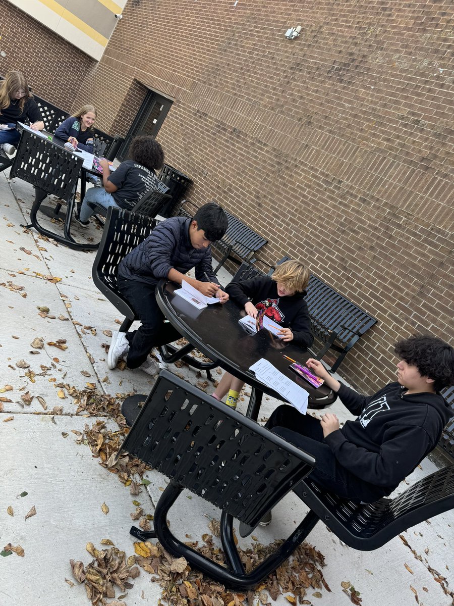 mlozanoD76's tweet photo. During my 8th grade SLA classes we took advantage of this beautiful fall weather at the Sparkle Café. No hay manera mejor de leer nuestra novela, Selena! #sparkleon #d76Diamonds https://t.co/2TwFg6V3du