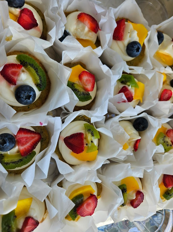 OmahaAutonomous's tweet photo. Last Sunday's Distro went well! Served up some spaghetti and the PRETTIEST cupcakes you've ever seen! 🍝🧁💅 https://t.co/1DGJlfUsse
