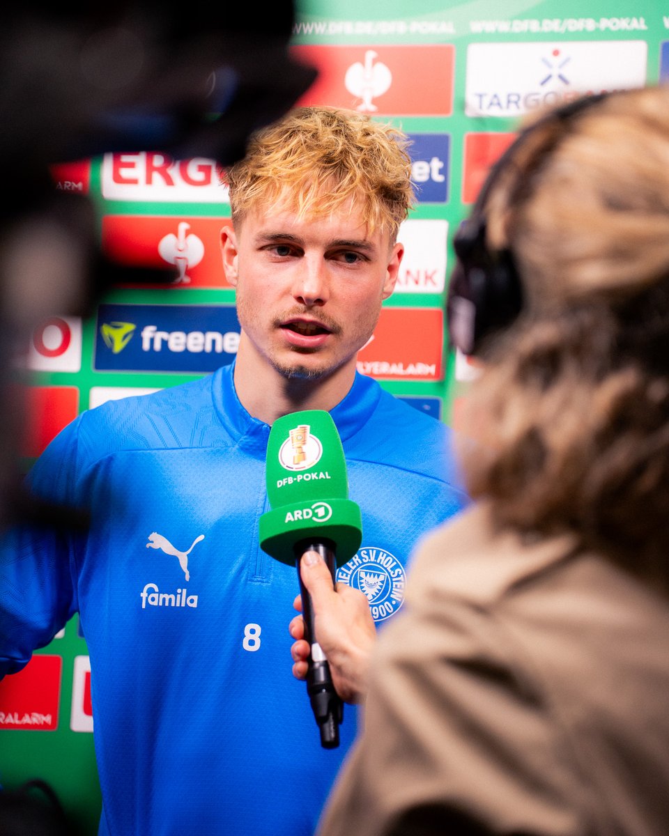 Holstein_Kiel's tweet photo. Finn Porath 💬 "Uns und auch den Fans war bewusst, dass es ein schweres Jahr werden würde. Dass heute 3.000 Fans unter der Woche mit nach Köln gefahren sind, sagt alles. Deswegen ist es umso bitterer, dass wir ihnen keine schöne Rückfahrt bescheren konnten."
_
#KOEKSV #KielAhoi https://t.co/DM1wSRn3Y2