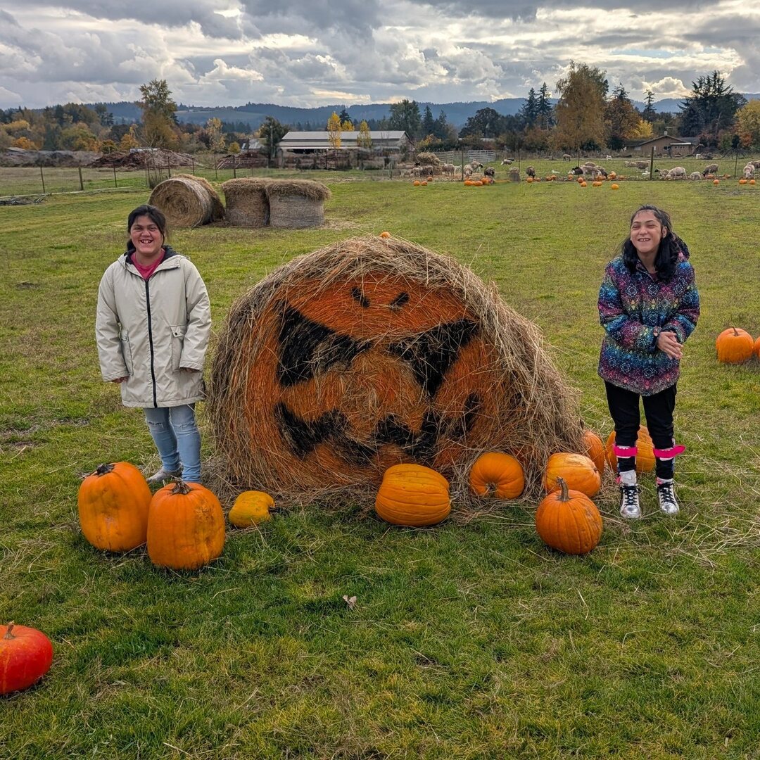 GreyCelt_PDX's tweet photo. Out at the pumpkin patch with the girls to get some pumpkins for carving. 🎃 https://t.co/5Udxb3mBSh https://t.co/PxCtcLOhA1