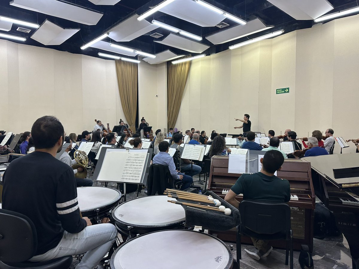 Esta semana #NuestraOSUANL recibe al maestro Arturo Rodríguez como director huésped, compositor y solista invitado 🎹 

Asiste a este #JuevesdeSinfónica: 
31 de octubre – 20 horas
📍Teatro Universitario 
🎫 Boletos en: bit.ly/Pr5_ardz