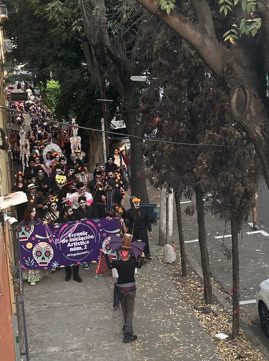 Desfile de alumnos de la Escuela de Iniciación Artística del ⁦<a href="/ExtensionINBAL/">Extensión Cultural INBAL</a>⁩ en las calles de la #RomaNorte #PlazaRomita