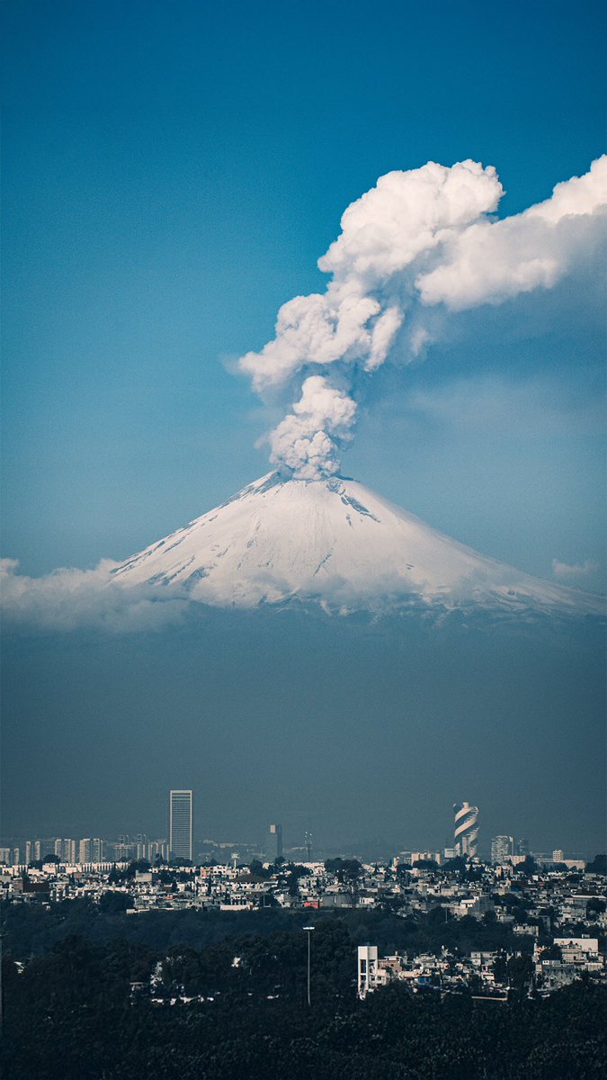 #Puebla | 🤩 Iniciamos este sábado con una gran fotografía del volcán Popocatépetl tomada por <a href="/Adankoto/">Adán Reyes </a> 🌋