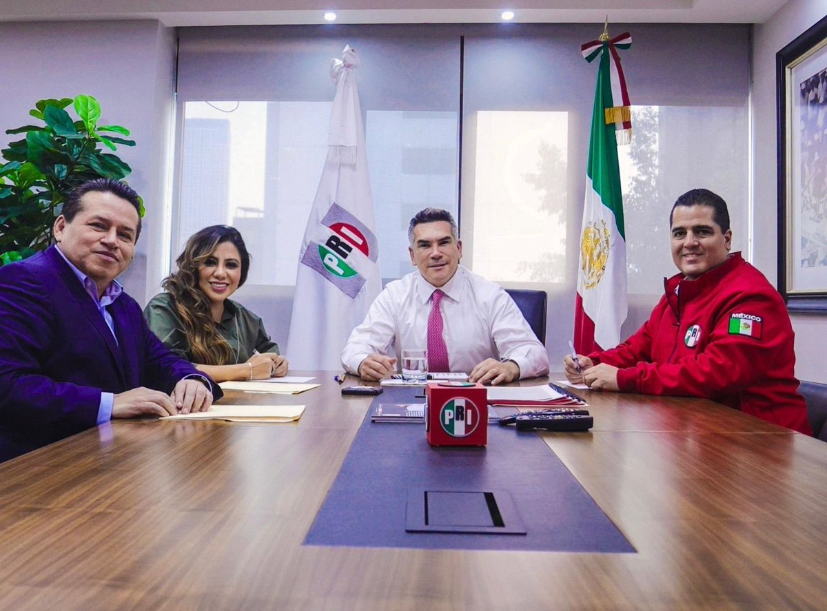 Lorena Piñón Rivera (@lorenapignon_) on Twitter photo Hay unidad y fortaleza en torno al liderazgo de <a href="/alitomorenoc/">Alejandro Moreno</a> en el <a href="/PRI_Nacional/">PRI</a> 🇲🇽
Con su respaldo, se confirma un acuerdo de entendimiento con <a href="/SergioCadenaMX/">Sergio Cadena Martínez</a> y el grupo político que encabeza 🤝
En el <a href="/PRIVeracruz_/">CDE PRI Veracruz</a> reconocemos que compartimos valores y metas con la Hay unidad y fortaleza en torno al liderazgo de <a href="/alitomorenoc/">Alejandro Moreno</a> en el <a href="/PRI_Nacional/">PRI</a> 🇲🇽
Con su respaldo, se confirma un acuerdo de entendimiento con <a href="/SergioCadenaMX/">Sergio Cadena Martínez</a> y el grupo político que encabeza 🤝
En el <a href="/PRIVeracruz_/">CDE PRI Veracruz</a> reconocemos que compartimos valores y metas con la