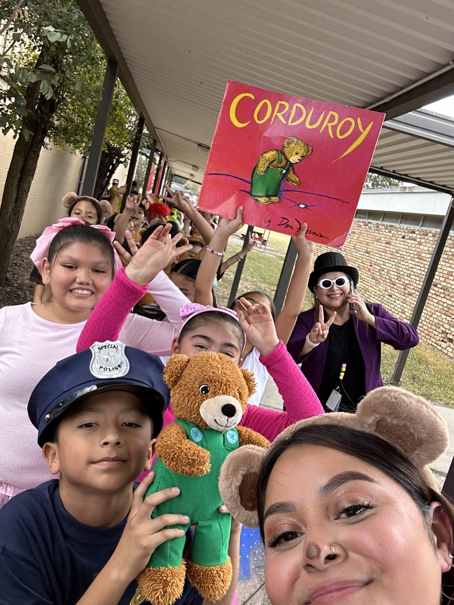 _MsDimass's tweet image. Welcome to Ms. Dimas&apos;s Toy Store! We have all types of toys to choose from! We have stuffed bears, giraffes, lions! Soldiers ready to march! Ballerina dolls that love to dance ballet! &amp;amp; clowns, that will make you laugh! 

Book parade was a success! 💚🧸 @GoomanES_AISD